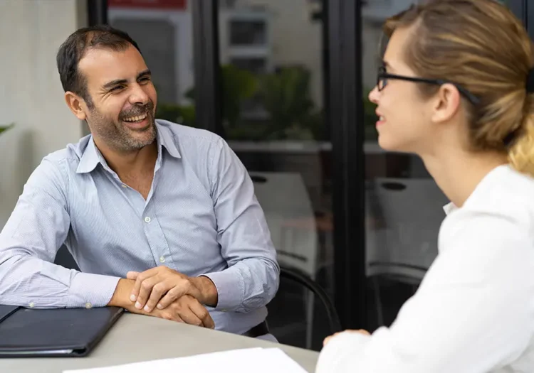 Rampe Marketing - Agende sua consultoria - Homem conversando com cliente mulher