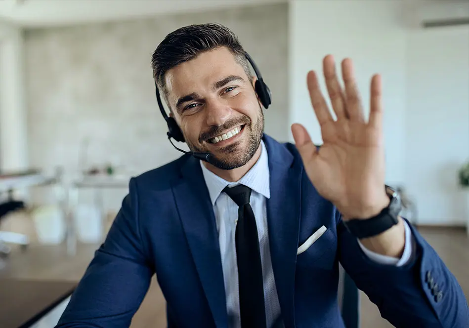 Rampe Marketing - Agende sua consultoria - Homem acenando para a câmera